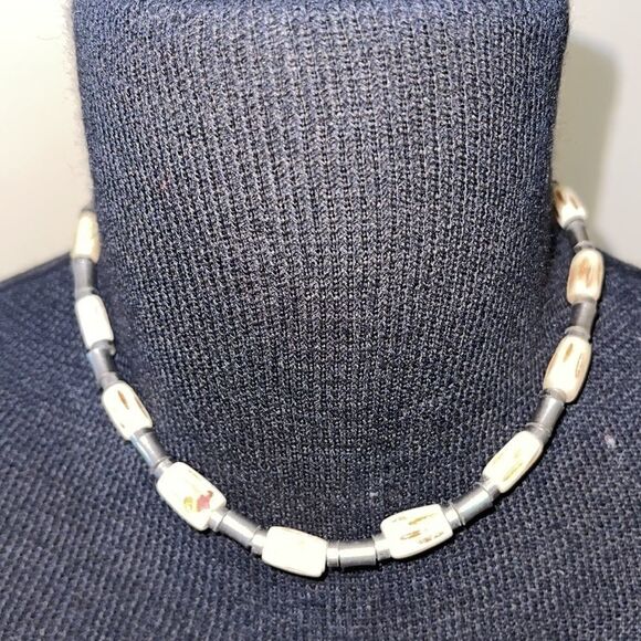 Metal and ivory like bead necklace - Picture 1 of 5